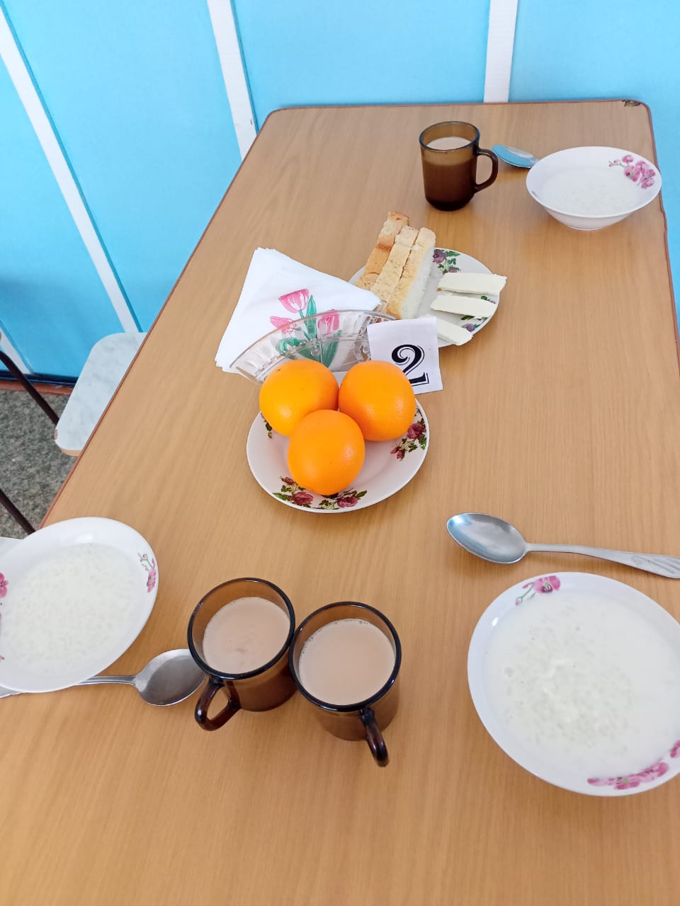 Завтрак в школьной столовой